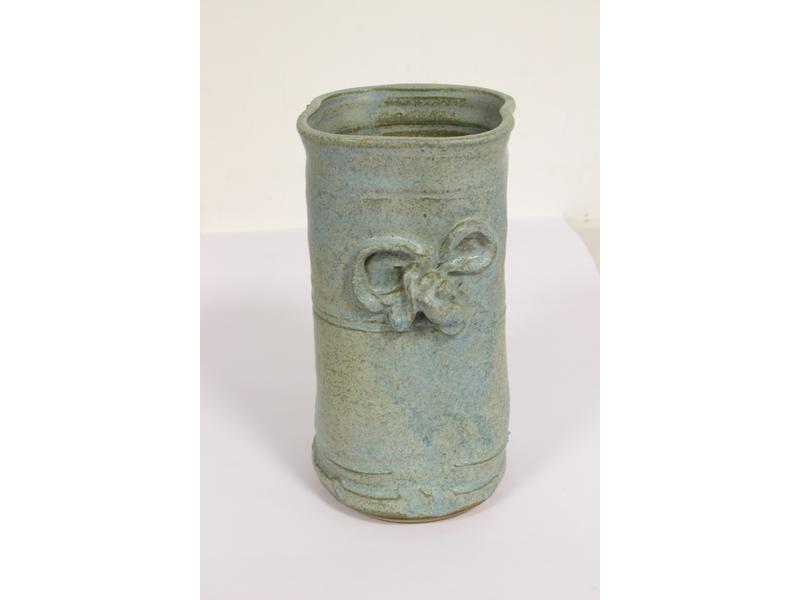 PETIT VASE polylobé en grès émaillé bleu...