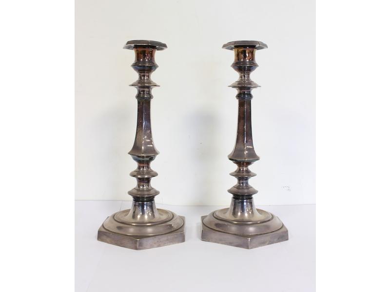 PAIRE DE FLAMBEAUX en bronze argenté, à fût...