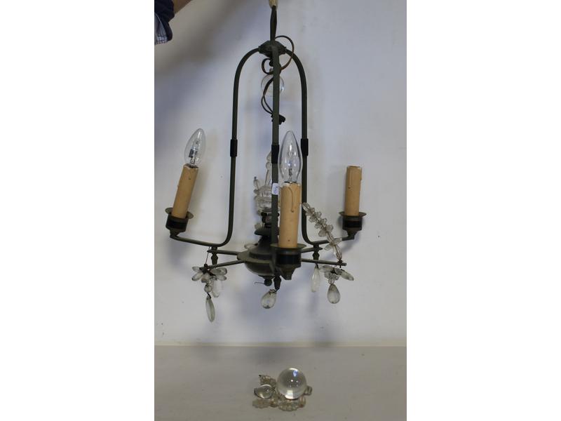 PETIT LUSTRE en tôle verte à trois lumières...