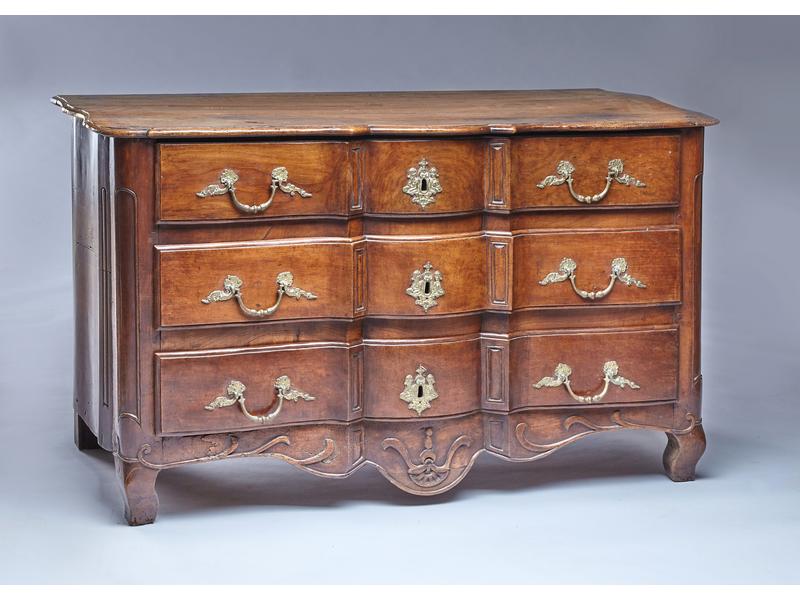 COMMODE galbée toutes faces en noyer mouluré,...