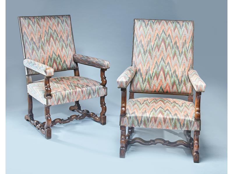 PAIRE DE LARGES FAUTEUILS à haut dossier,...