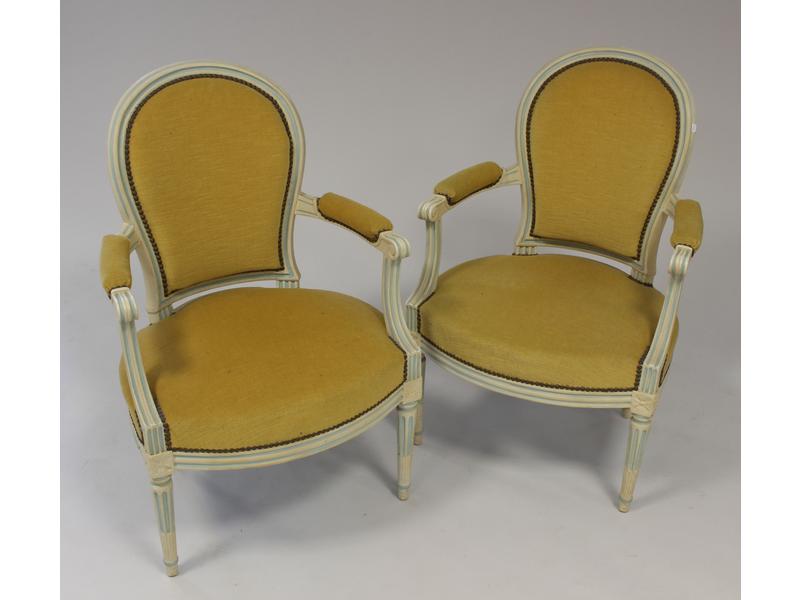PAIRE DE FAUTEUILS à dossier médaillon relaqué...
