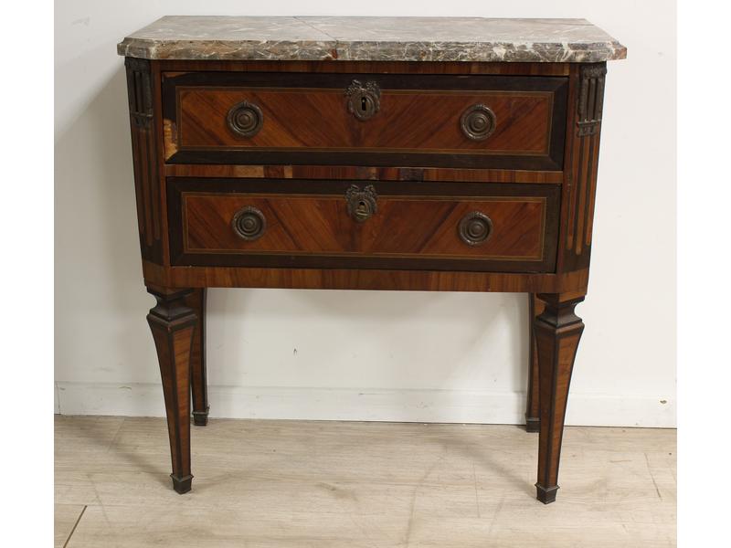 PETITE COMMODE rectangulaire en marqueterie,...