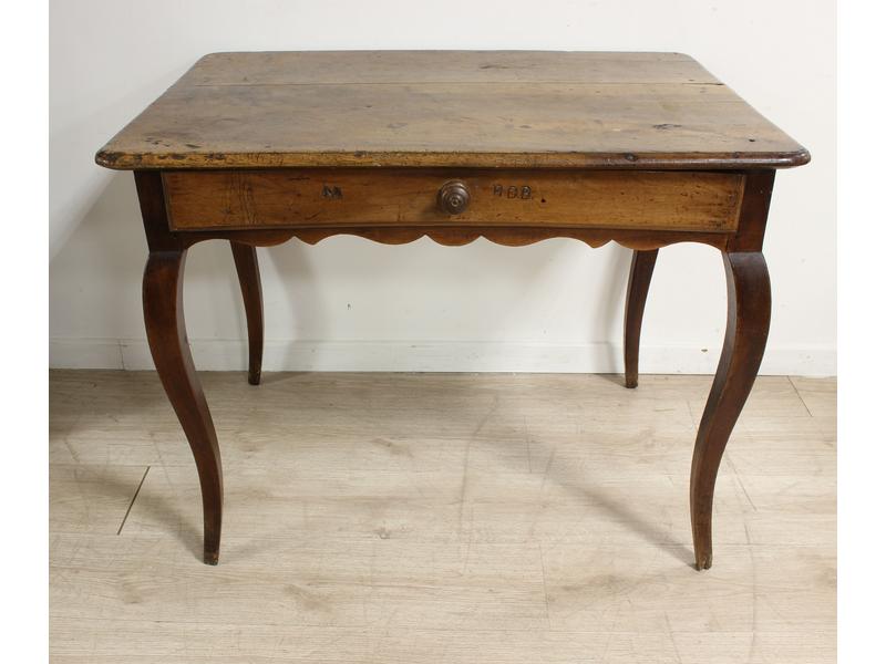 PETITE TABLE A ECRIRE en merisier, ouvrant...