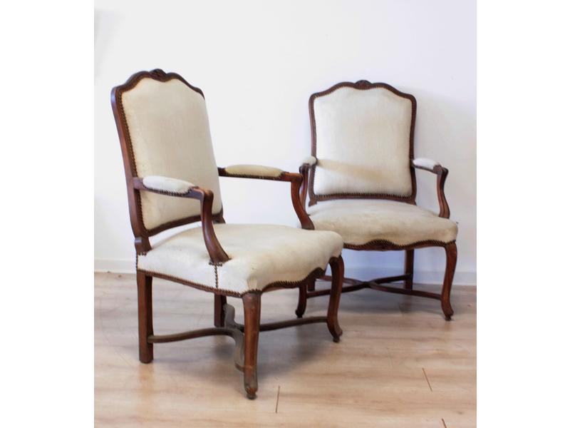 PAIRE DE FAUTEUILS à dossier plat violoné...