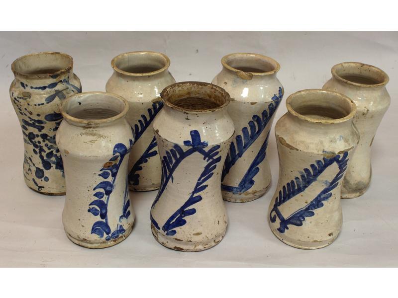 SUITE DE SIX POTS A PHARMACIE OU ALBARELLI...