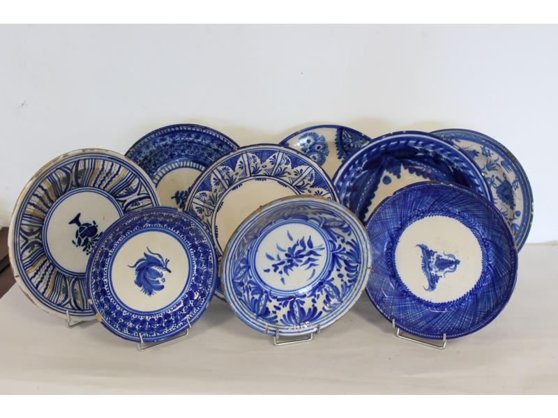 LOT DE 9 ASSIETTES ou PLAT, en faïence émaillée...