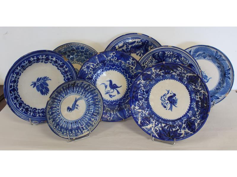 LOT DE 8 ASSIETTES ou PLATS en faïence émaillée...
