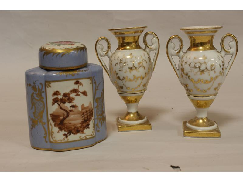 BOÎTE COUVERTE en porcelaine à décor en réserve...