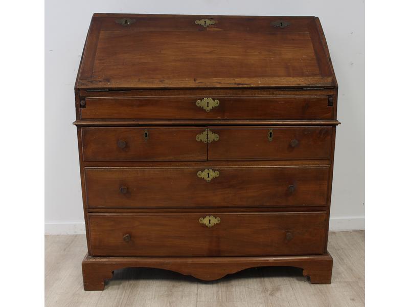 BUREAU DE PENTE en noyer et chêne, ouvrant...