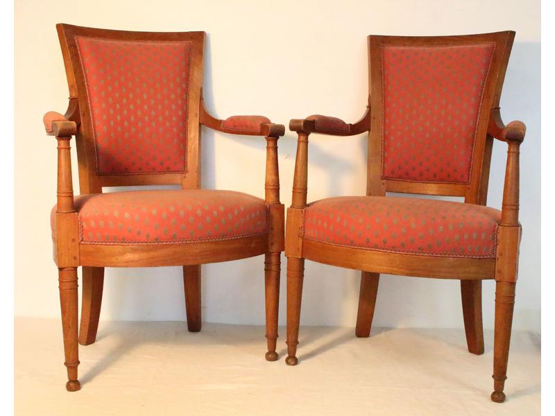 PAIRE DE FAUTEUILS en merisier naturel, montants...