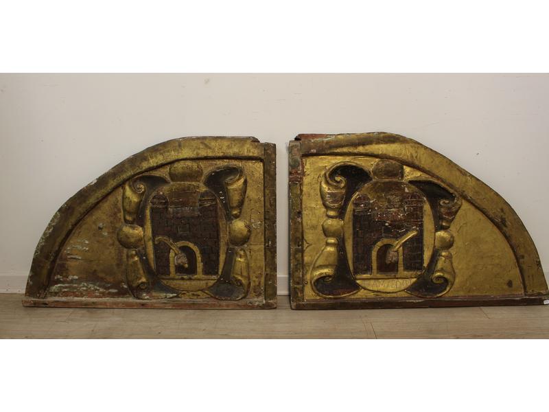 PAIRE DE DESSUS DE PORTES en bois sculpté...