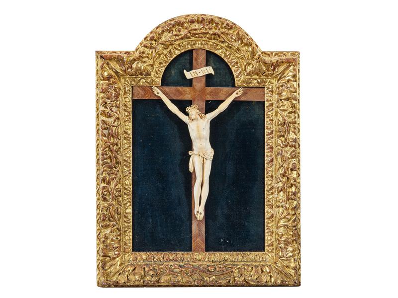 CHRIST en croix en ivoire sculpté, bouche...