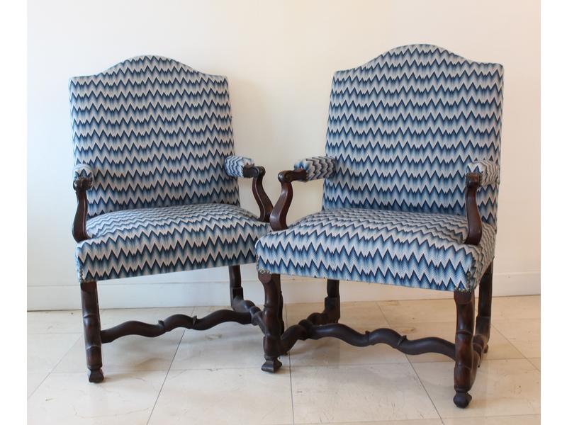PAIRE DE FAUTEUILS à dossier plat en noyer...