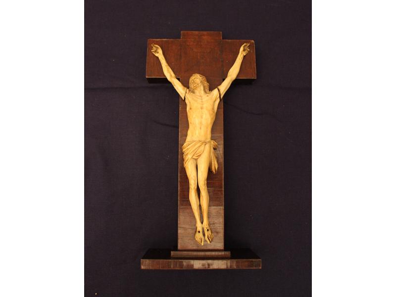 CRUCIFIX en ivoire sculpté, sur une croix...