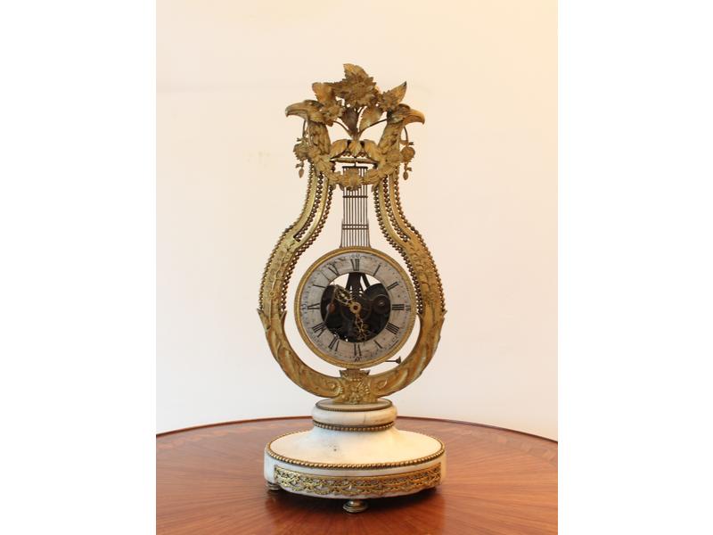PENDULE LYRE en marbre blanc et bronze doré,...