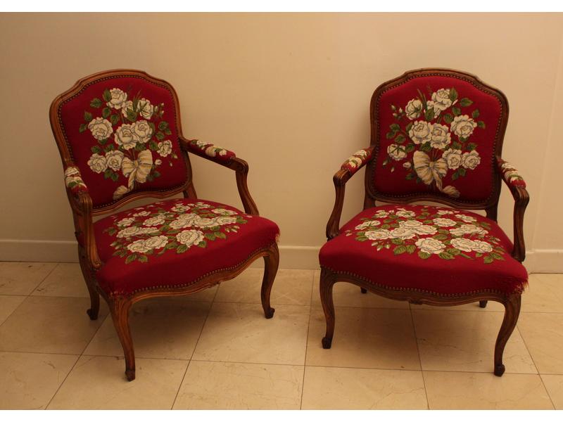 PAIRE DE FAUTEUILS à dossier plat violoné...