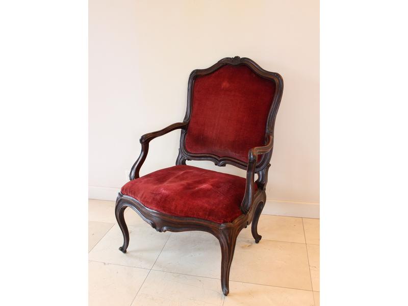 LARGE FAUTEUIL à dossier plat et assise à...