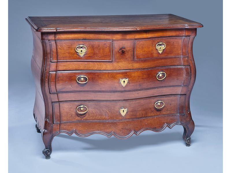 PETITE COMMODE de forme tombeau en acajou...