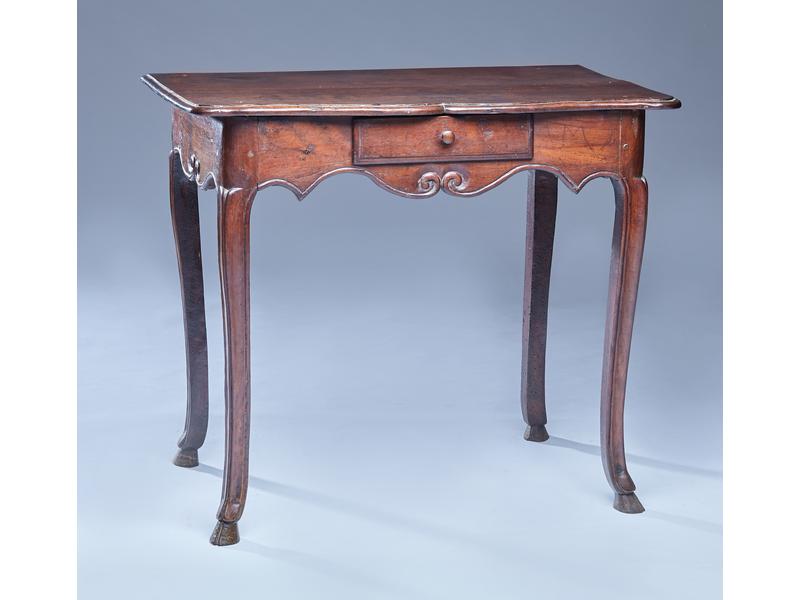 TABLE A ECRIRE en noyer mouluré ouvrant à...