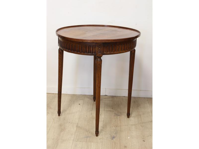 TABLE GUERIDON en noyer mouluré, la ceinture...