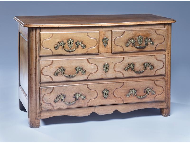 COMMODE rectangulaire en noyer mouluré, ouvrant...