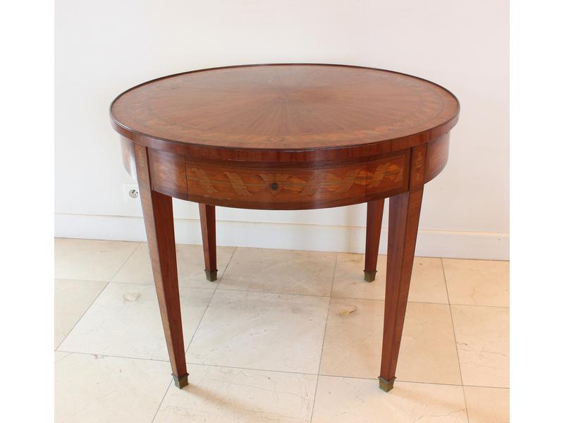 TABLE GUERIDON en marqueterie à décor de...
