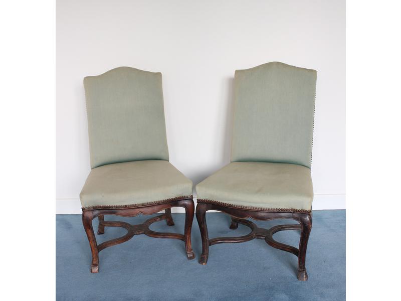 PAIRE DE CHAISES à haut dossier plat à chapeau...