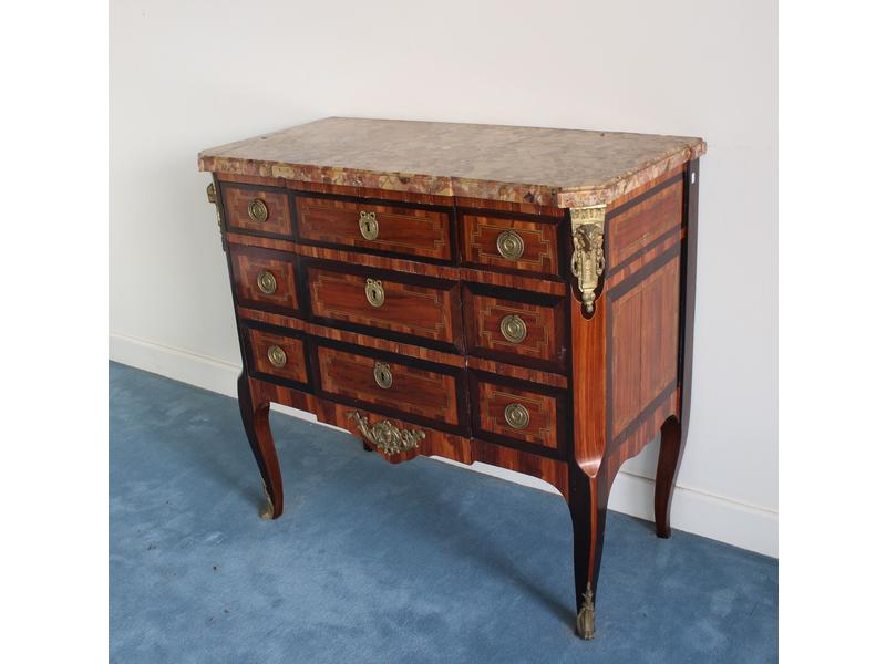 COMMODE SAUTEUSE à ressaut central en marqueterie,...