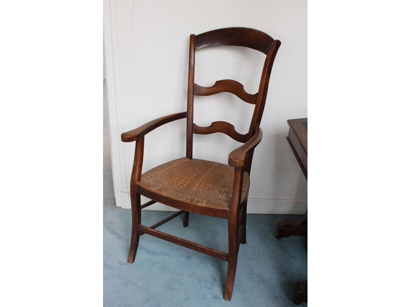 FAUTEUIL style bonne-femme en bois fruitier,...