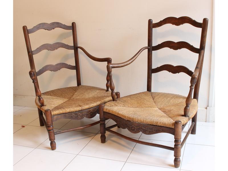PAIRE DE FAUTEUILS bas, type bonne-femme...