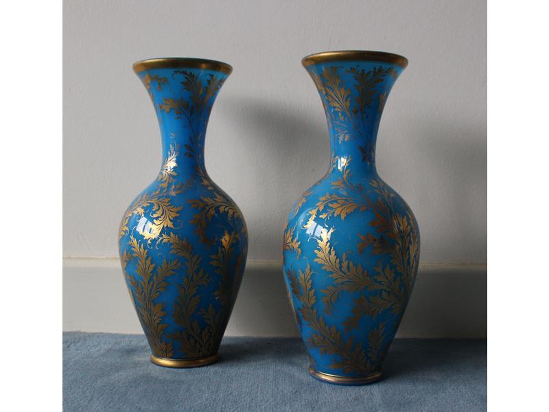 PAIRE DE VASES de forme balustre en opaline...
