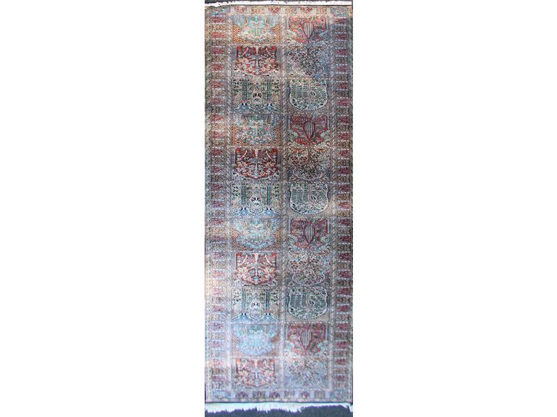GRAND TAPIS GALERIE en laine et soie à décor...