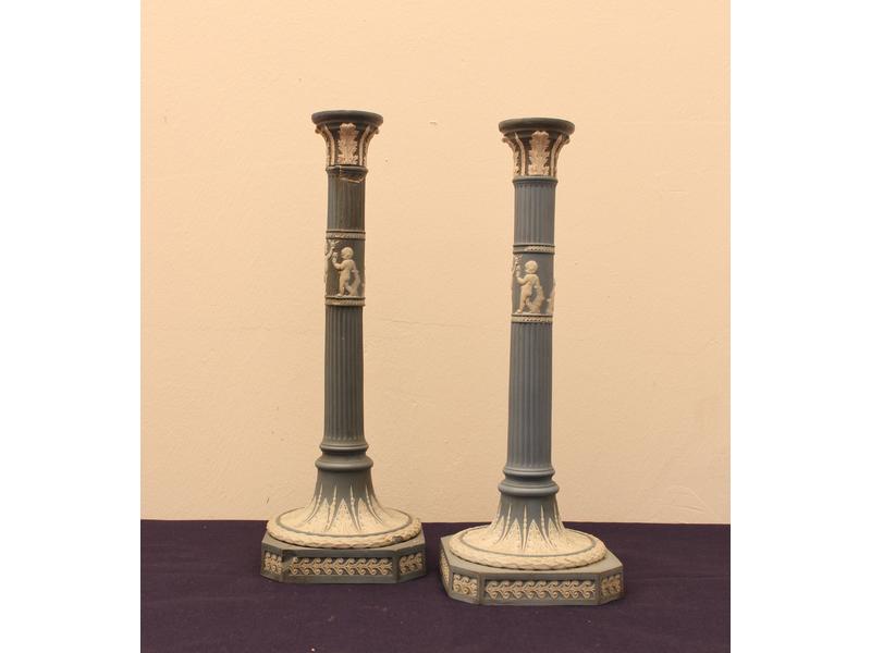 PAIRE DE FLAMBEAUX en porcelaine bleue, à...