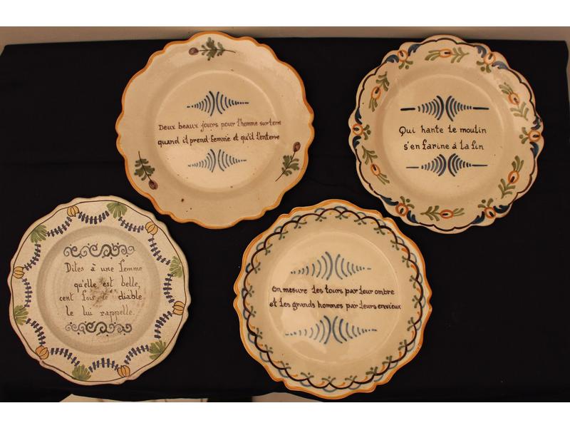 QUATRE ASSIETTES en faïence émaillée à décor...