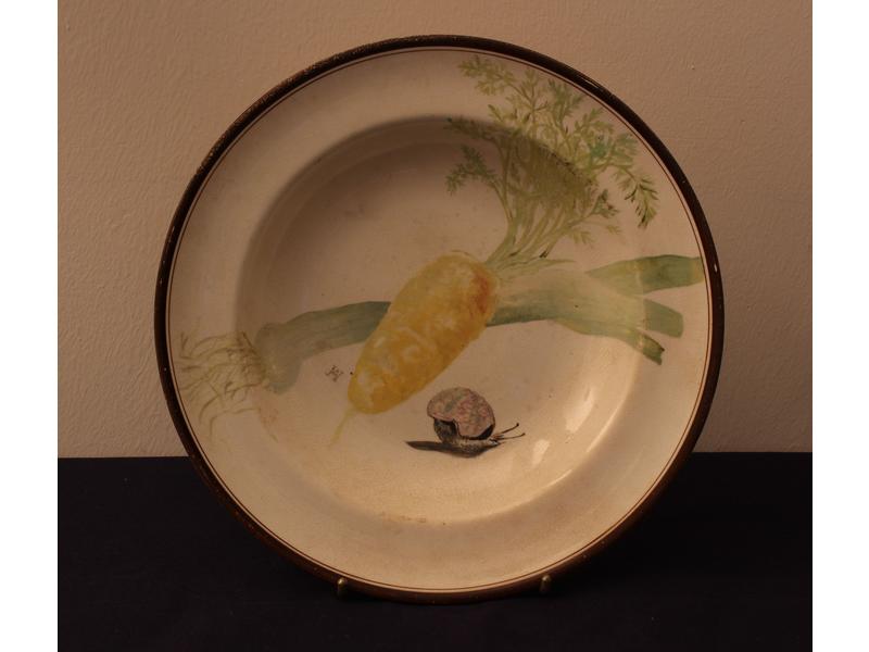 ASSIETTE CREUSE en faïence à décor émaillé...