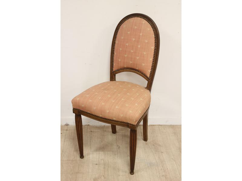CHAISE en bois mouluré, dossier arrondi,...