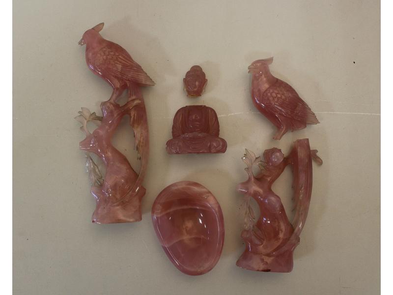 LOTS DE FIGURINES en quartz rose sulpté comprenant...