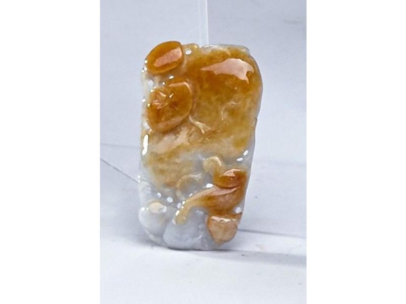PENDENTIF en jadéïte sculptée. Chine, XXe...