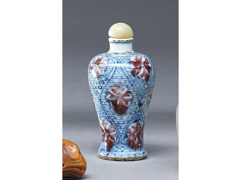 FLACON TABATIERE balustre en porcelaine polychrome...
