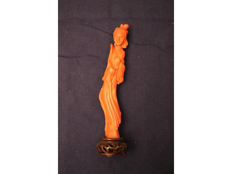 PETITE FIGURINE en corail sculpté représentant...
