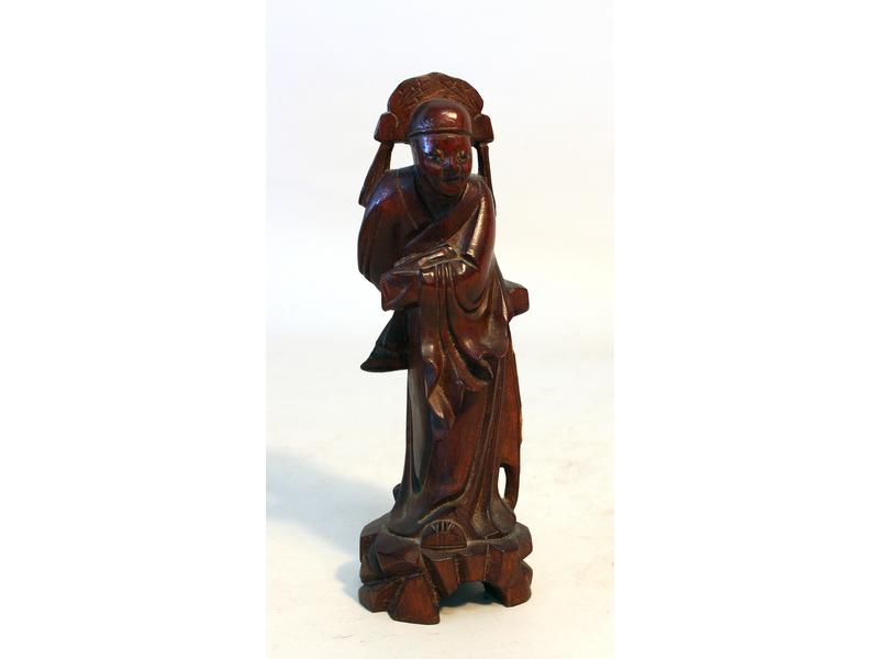 SCULPTURE en bois exotique représentant une...