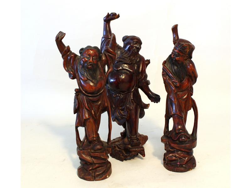 TROIS PERSONNAGES ASIATIQUES dansant en bois...