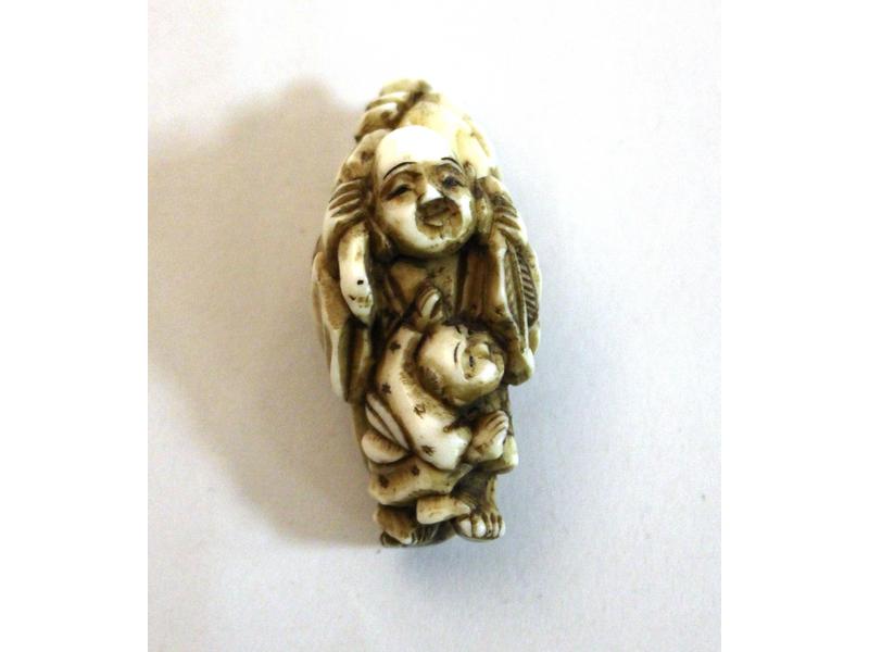 NETSUKE en ivoire sculpté representant un...