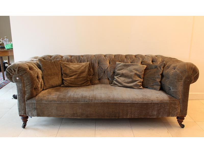 CANAPE type Chesterfield, en velours vert,...