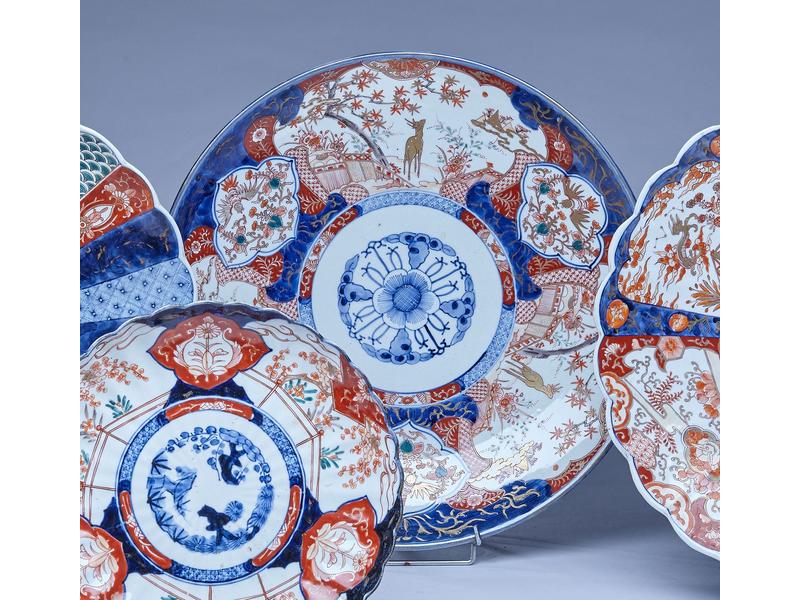 PLAT circulaire en porcelaine à décor Imari...