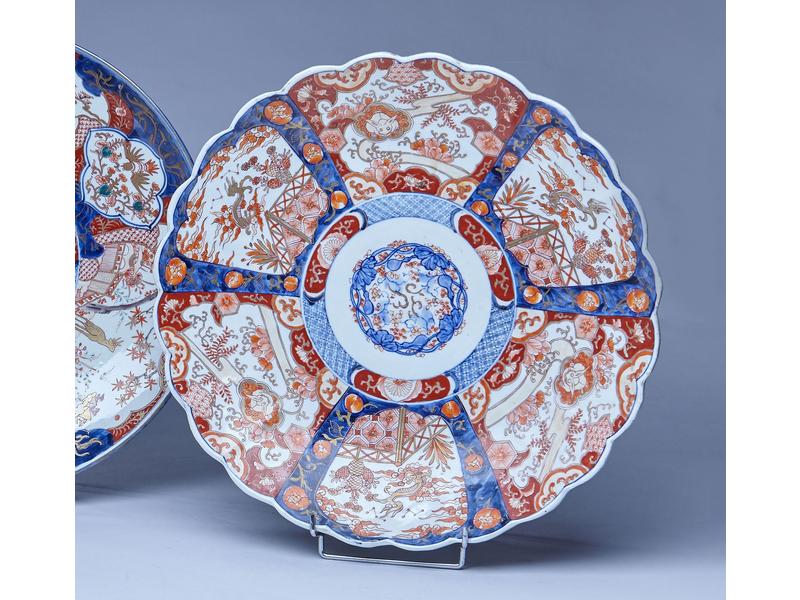 PLAT circulaire en porcelaine à bordure godronnée...