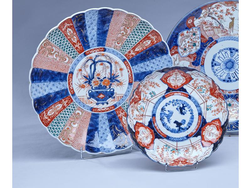 GRAND PLAT en porcelaine émaillée à décor...