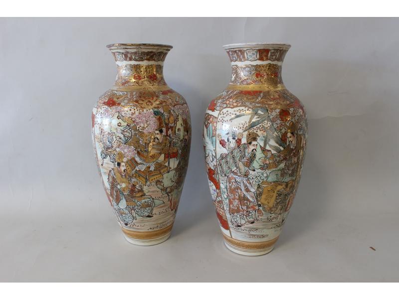 PAIRE DE VASES en grès émaillé et réhaussé...