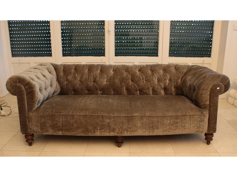 CANAPE type Chesterfield, en velours vert,...